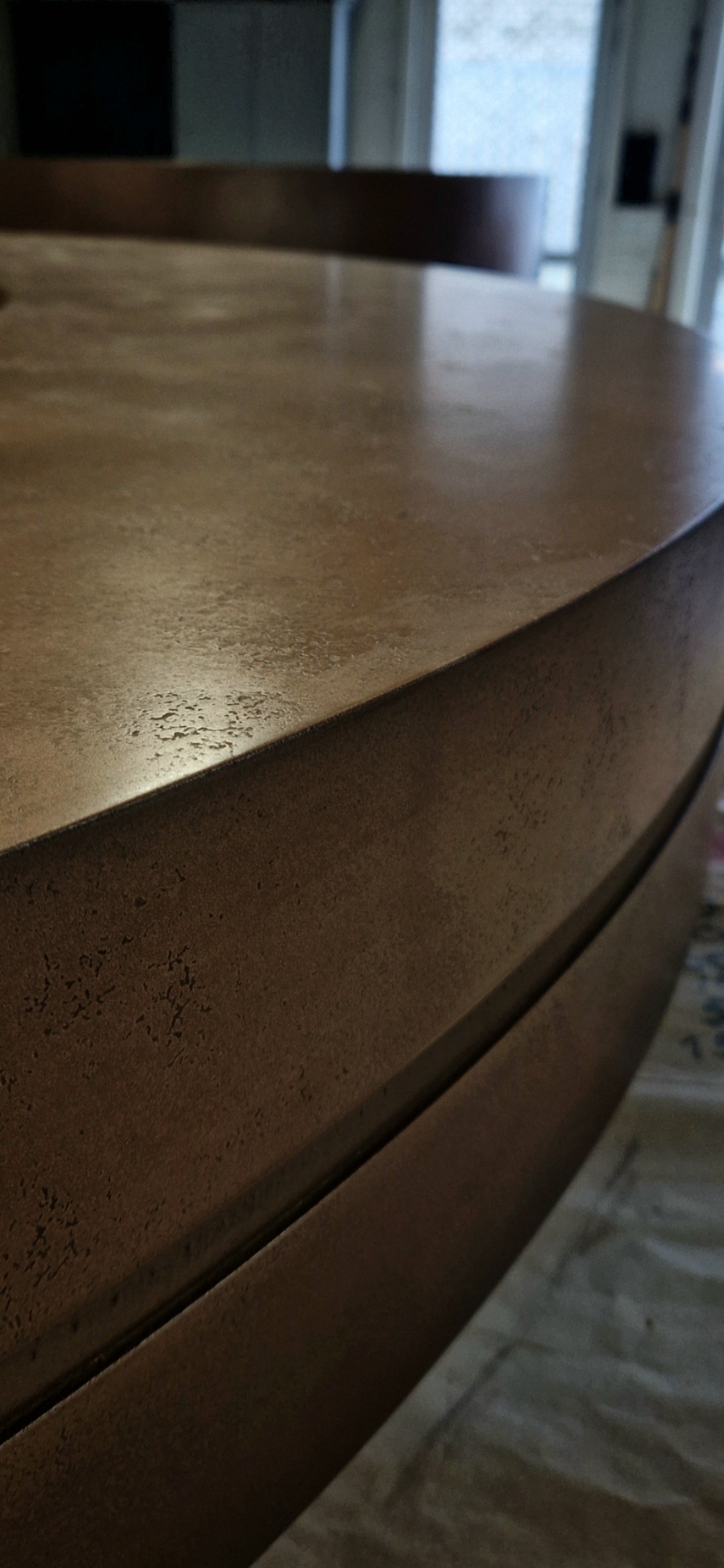 Rond tafelblad, close-up van de afwerking